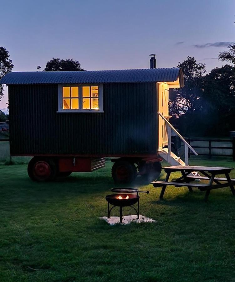 The Delkin Shepherds Huts Castle Combe Ngoại thất bức ảnh