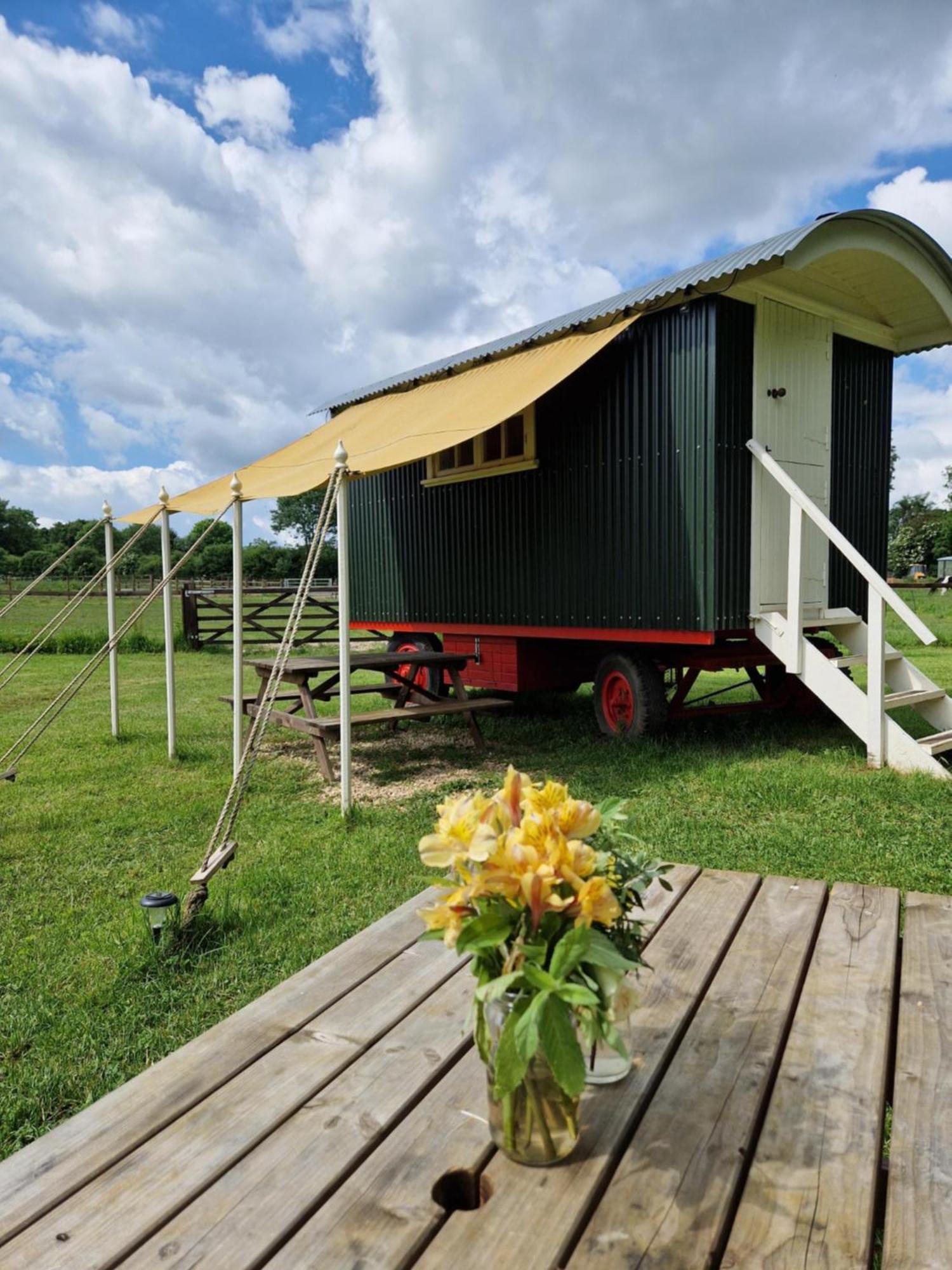 The Delkin Shepherds Huts Castle Combe Ngoại thất bức ảnh